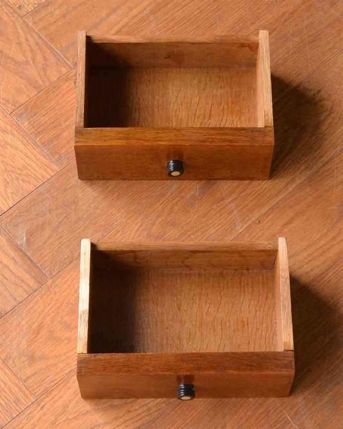 ビューロー アンティーク家具 本棚とビューローがセットになった、葡萄の彫刻が優雅な英国のアンティークサイドバイサイド。もちろん引き出しの中もキレイに仕上げました引き出しの中は特にこだわって修復している場所。(q-1637-f)