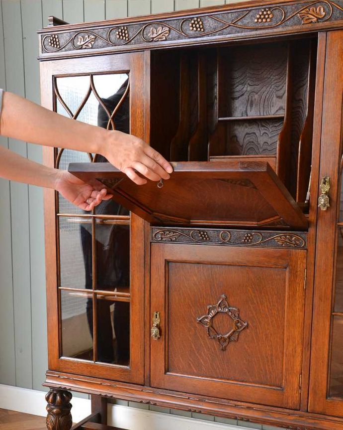 ビューロー アンティーク家具 本棚とビューローがセットになった、葡萄の彫刻が優雅な英国のアンティークサイドバイサイド。あっという間にデスクに変身フラップ扉を前に倒すだけで、あっという間にデスクが登場!どんな場所でも使えるデスクです。(q-1637-f)