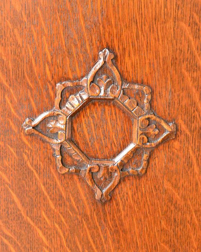 ビューロー アンティーク家具 本棚とビューローがセットになった、葡萄の彫刻が優雅な英国のアンティークサイドバイサイド。惚れ惚れしちゃう美しさこんなに堅い無垢材に一体どうやって彫ったんだろう?と不思議になるくらい細かい彫にうっとりです。(q-1637-f)