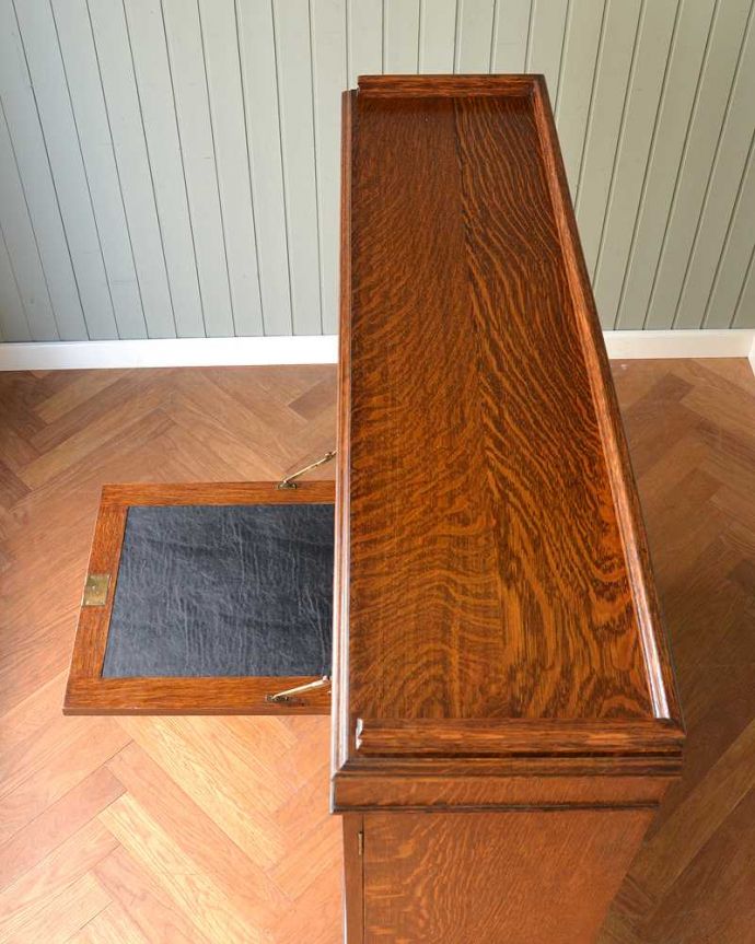 ビューロー アンティーク家具 本棚とビューローがセットになった、葡萄の彫刻が優雅な英国のアンティークサイドバイサイド。上から見てみましょう天板の上から見てみるとこんな感じで奥行きが浅い家具なんです。(q-1637-f)