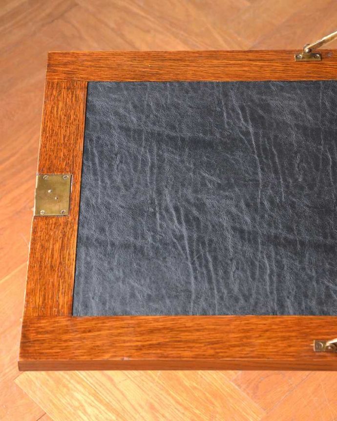 ビューロー アンティーク家具 本棚とビューローがセットになった、葡萄の彫刻が優雅な英国のアンティークサイドバイサイド。やっぱり気になるデスク部分デスク部分の天板を近づいて見てみるとこんな感じです。(q-1637-f)