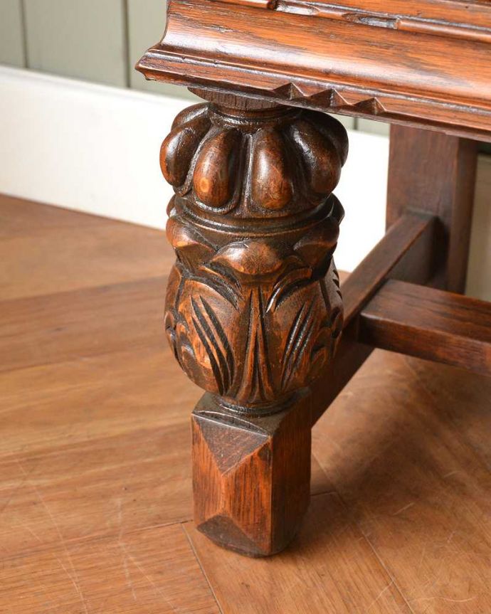 ビューロー アンティーク家具 本棚とビューローがセットになった、葡萄の彫刻が優雅な英国のアンティークサイドバイサイド。女性でも運べちゃう理由は・・・Handleのアンティークは、女性1人でも移動が出来るように、脚の裏にフェルトキーパーをお付けしています。(q-1637-f)