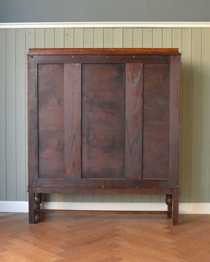 ビューロー アンティーク家具 本棚とビューローがセットになった、葡萄の彫刻が優雅な英国のアンティークサイドバイサイド。もちろん、後ろ姿もキレイです。(q-1637-f)