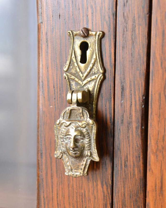 ビューロー アンティーク家具 本棚とビューローがセットになった、葡萄の彫刻が優雅な英国のアンティークサイドバイサイド。アンティークらしいデザイン取っ手のデザインも美しいです。(q-1637-f)