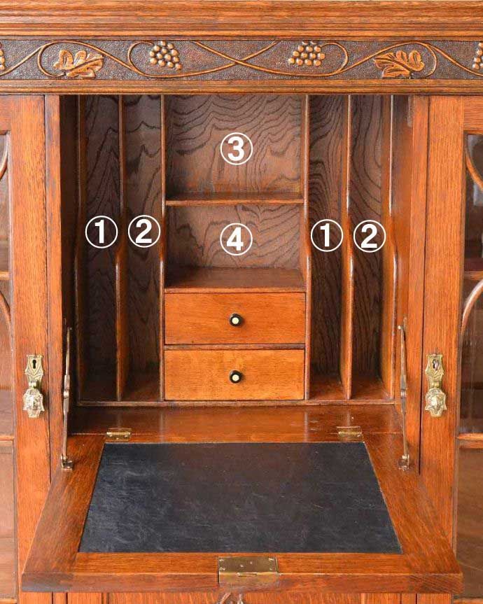 ビューロー アンティーク家具 本棚とビューローがセットになった、葡萄の彫刻が優雅な英国のアンティークサイドバイサイド。デスク部分にはお片付け上手のヒミツ細々としたものがキレイに収納できるように細かく仕切られているので、いろんなものをスッキリ片付けられます。(q-1637-f)