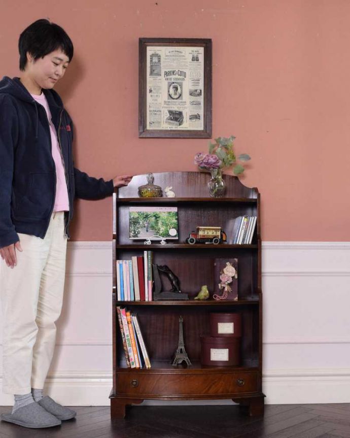 アンティークのキャビネット　アンティーク家具　飾りながらオシャレに収納できるブックシェルフ、英国のアンティーク家具。お気に入りを飾りながらオシャレに収納好きな雑貨や本、写真やおもちゃなどをなんでも置くだけで不思議とオシャレになっちゃいますよ。(q-1638-f)