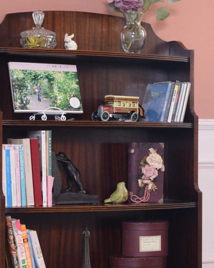 アンティークのキャビネット　アンティーク家具　飾りながらオシャレに収納できるブックシェルフ、英国のアンティーク家具。隙間収納にもおすすめです。(q-1638-f)