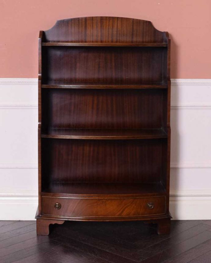 アンティークのキャビネット　アンティーク家具　飾りながらオシャレに収納できるブックシェルフ、英国のアンティーク家具。色んな場所で大活躍リビング収納としてや、寝室や書斎の本棚として・・色んな場所でお使いいただけます。(q-1638-f)