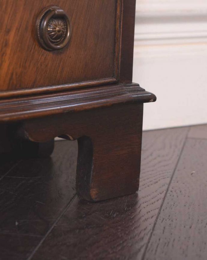 アンティークのキャビネット　アンティーク家具　飾りながらオシャレに収納できるブックシェルフ、英国のアンティーク家具。女性1人でラクラク運べちゃう仕掛けHandleのアンティークは、脚の裏にフェルトキーパーをお付けしています。(q-1638-f)