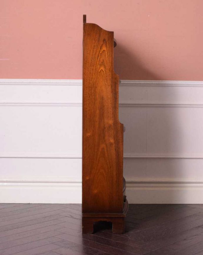 アンティークのキャビネット　アンティーク家具　飾りながらオシャレに収納できるブックシェルフ、英国のアンティーク家具。横から見ても素敵なんですしっかりお直ししてありますので、長くお使いいただけます。(q-1638-f)