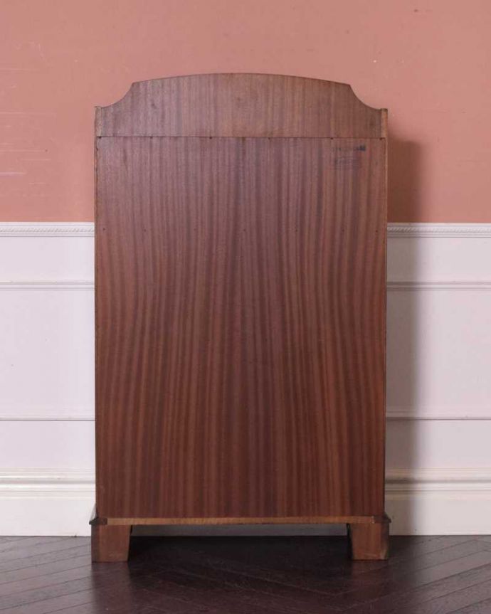 アンティークのキャビネット　アンティーク家具　飾りながらオシャレに収納できるブックシェルフ、英国のアンティーク家具。キレイに修復しました！アンティークは新品ではないので、もちろん経年変化によるキズはありますが、専門の職人がキレイにお直しをしているので、後ろ姿までキレイです。(q-1638-f)