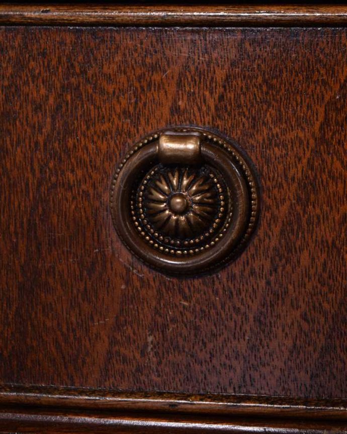 アンティークのキャビネット　アンティーク家具　飾りながらオシャレに収納できるブックシェルフ、英国のアンティーク家具。アンティークらしい素敵な取っ手デザインが美しい取っ手。(q-1638-f)