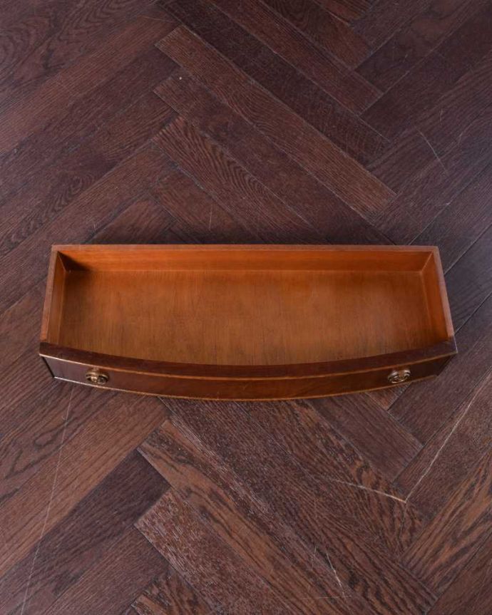 アンティークのキャビネット　アンティーク家具　飾りながらオシャレに収納できるブックシェルフ、英国のアンティーク家具。もちろん、引き出しもキレイです！引き出しの中も専門の職人が修復したのでキレイです。(q-1638-f)