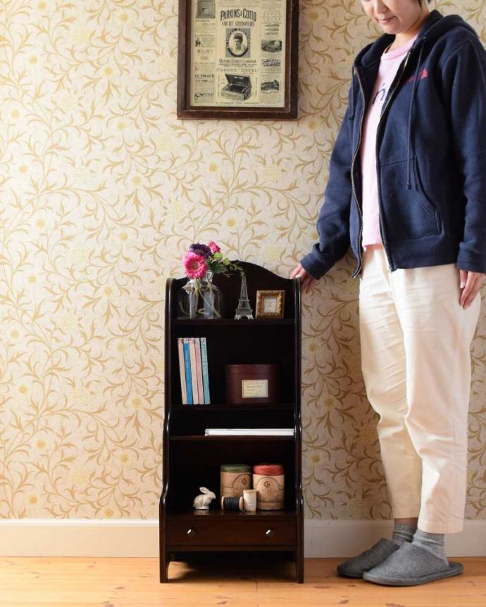 アンティークのキャビネット　アンティーク家具　引き出し付きで使いやすい、英国の小さなアンティークブックシェルフ（マガジンラック付き）。見た目はもちろん実用的に使いやすいオープン棚扉が付いていないオープンタイプの本棚は、便利に使える実力派。(q-1639-f)