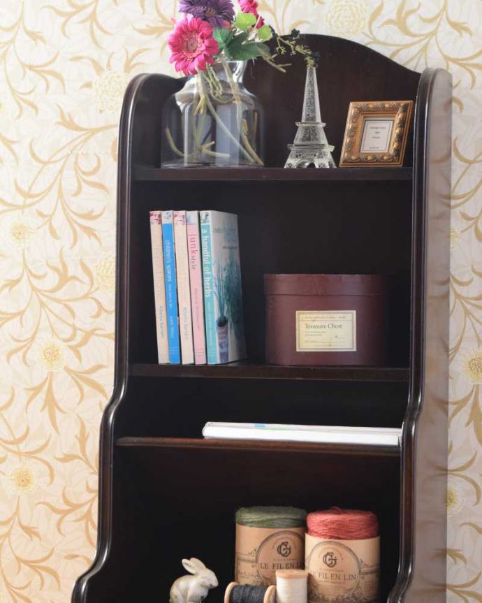 アンティークのキャビネット　アンティーク家具　引き出し付きで使いやすい、英国の小さなアンティークブックシェルフ（マガジンラック付き）。隙間収納にもおすすめです。(q-1639-f)