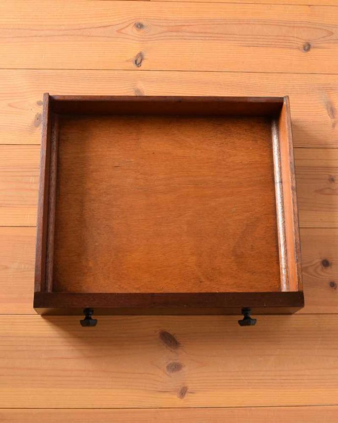 アンティークのキャビネット　アンティーク家具　引き出し付きで使いやすい、英国の小さなアンティークブックシェルフ（マガジンラック付き）。もちろん、引き出しもキレイです！引き出しの中も専門の職人が修復したのでキレイです。(q-1639-f)