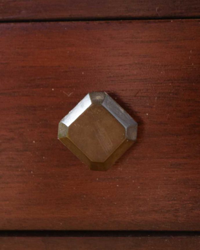 アンティークのキャビネット　アンティーク家具　引き出し付きで使いやすい、英国の小さなアンティークブックシェルフ（マガジンラック付き）。アンティークらしい素敵な取っ手デザインが美しい取っ手。(q-1639-f)