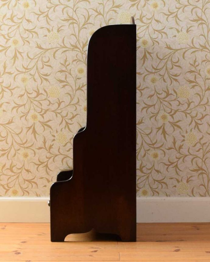 アンティークのキャビネット　アンティーク家具　引き出し付きで使いやすい、英国の小さなアンティークブックシェルフ（マガジンラック付き）。横から見ても素敵なんですもちろん、横から見てもキレイに仕上がっているので、いろんな場所に置いて使って下さい。(q-1639-f)