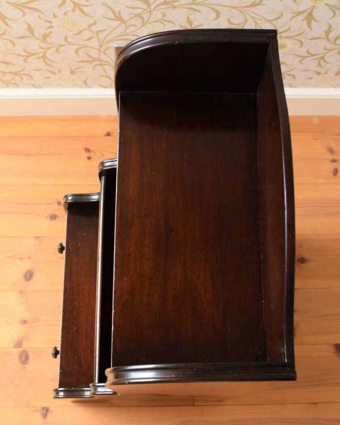 アンティークのキャビネット　アンティーク家具　引き出し付きで使いやすい、英国の小さなアンティークブックシェルフ（マガジンラック付き）。天板もキレイに仕上げました。(q-1639-f)