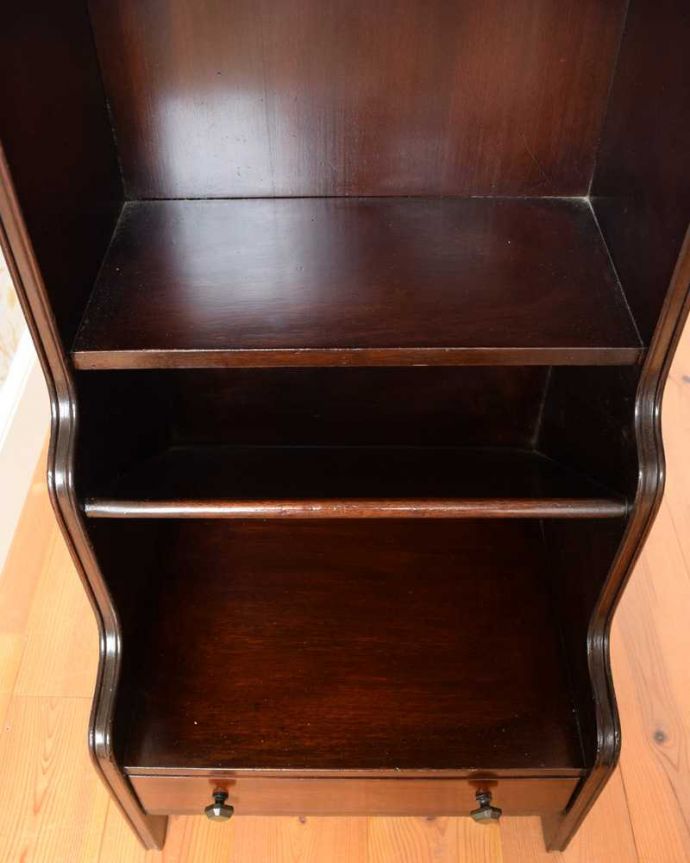 アンティークのキャビネット　アンティーク家具　引き出し付きで使いやすい、英国の小さなアンティークブックシェルフ（マガジンラック付き）。斜めになっているポケット付き新聞や雑誌、本などもサッと収納できる斜めポケットが付いています。(q-1639-f)