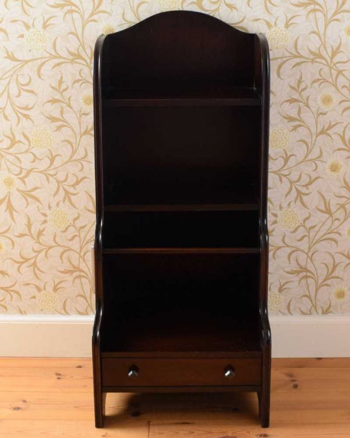 アンティークのキャビネット　アンティーク家具　引き出し付きで使いやすい、英国の小さなアンティークブックシェルフ（マガジンラック付き）。色んな場所で大活躍リビング収納としてや、寝室や書斎の本棚として・・色んな場所でお使いいただけます。(q-1639-f)