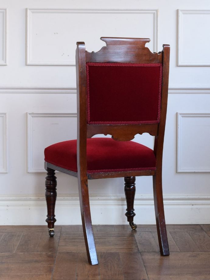 アンティークのサロンチェアの後ろ姿