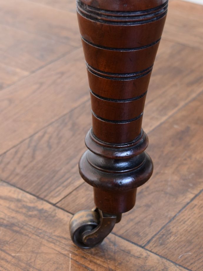 脚先にはキャスターが