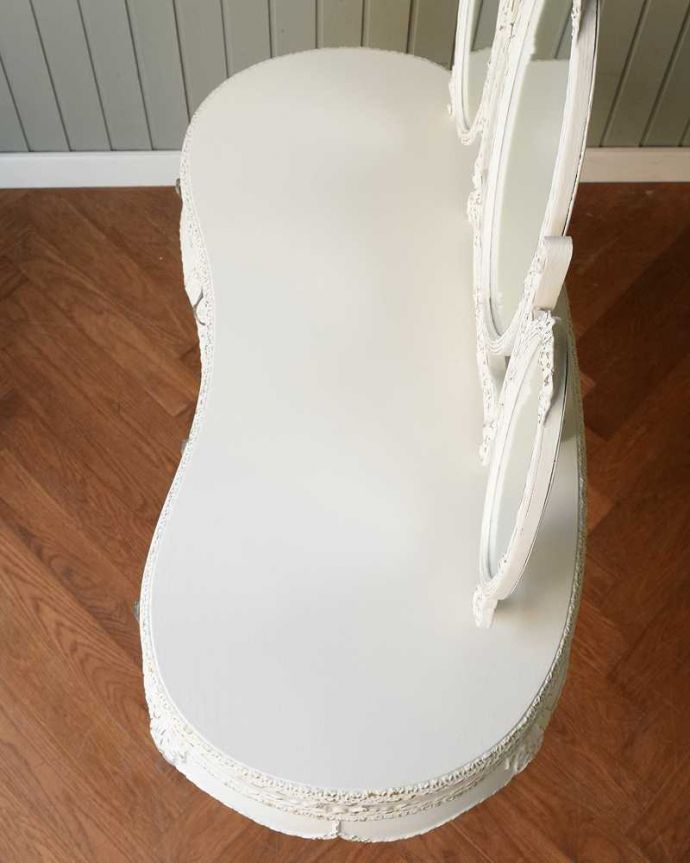 アンティークのドレッサー アンティーク家具 フランスで見つけた白いドレッシングテーブル(3面鏡)、美しいアンティーク家具。天板の形も美しい上から見るとこんな形です。(q-1640-f)