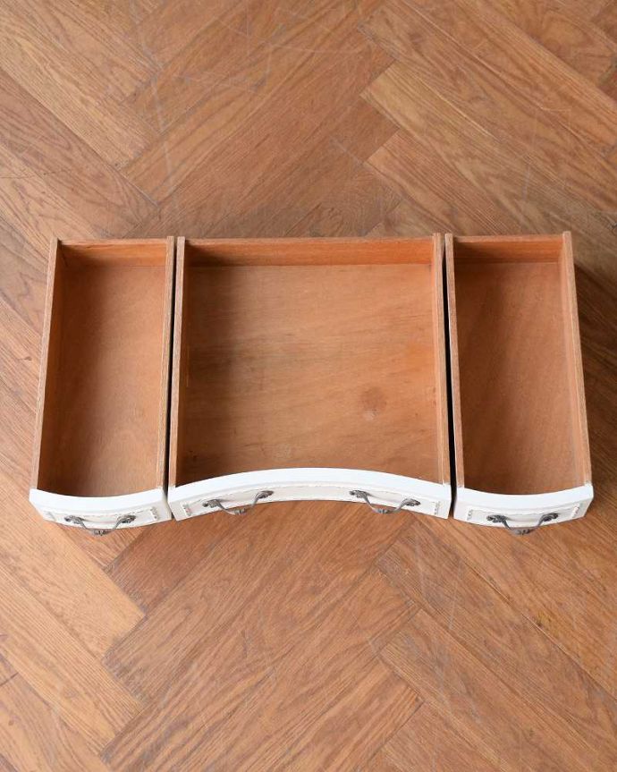 アンティークのドレッサー アンティーク家具 フランスで見つけた白いドレッシングテーブル(3面鏡)、美しいアンティーク家具。引き出しの中もキレイに修復しました何も入れてもいいように職人がキレイにお直しした引き出しなので、中もキレイです。(q-1640-f)