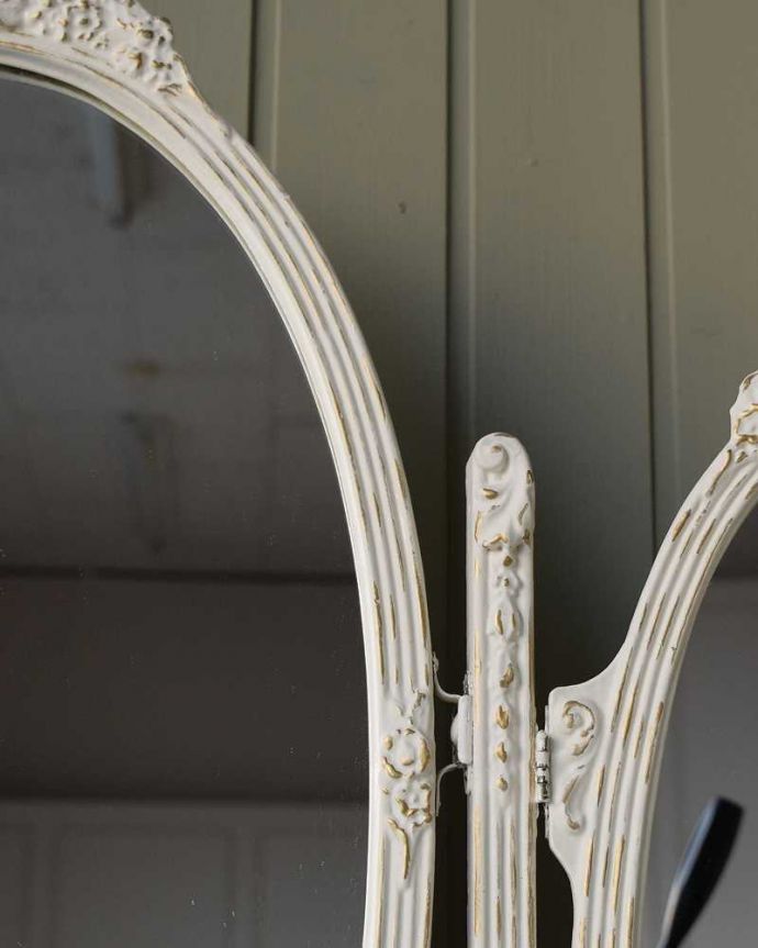 アンティークのドレッサー アンティーク家具 フランスで見つけた白いドレッシングテーブル(3面鏡)、美しいアンティーク家具。新しいミラーでお届けしますこちらは新しいミラーに交換しました。(q-1640-f)