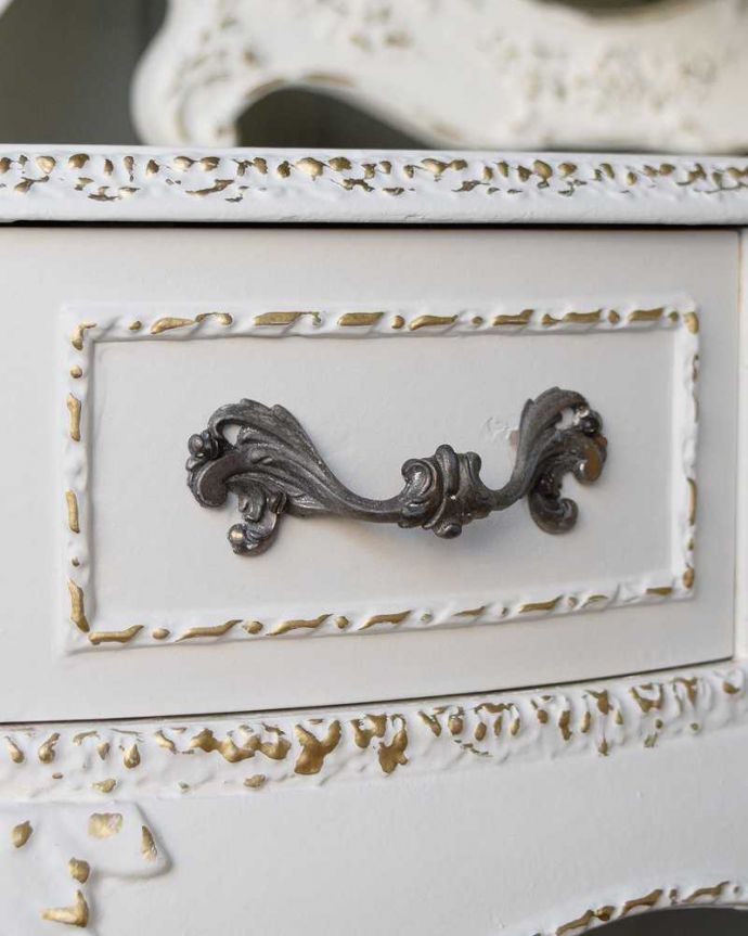 アンティークのドレッサー アンティーク家具 フランスで見つけた白いドレッシングテーブル(3面鏡)、美しいアンティーク家具。取っ手のデザインも優雅こんな小さなパーツにもこだわっているところがアンティーク家具のよさです。(q-1640-f)