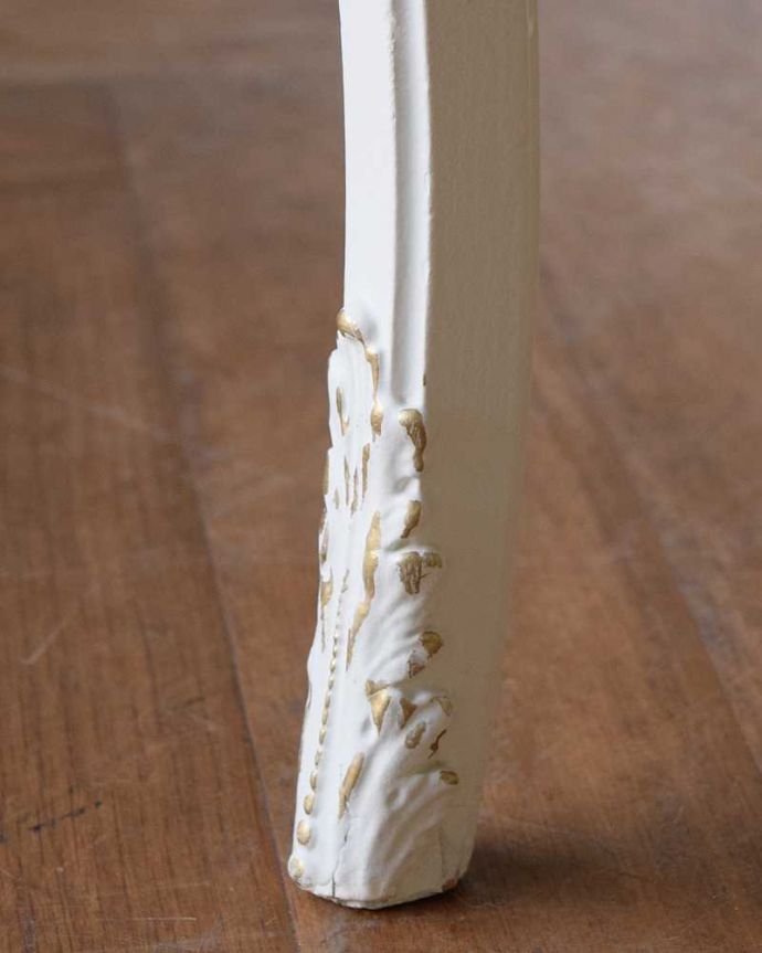 アンティークのドレッサー アンティーク家具 フランスで見つけた白いドレッシングテーブル(3面鏡)、美しいアンティーク家具。女性1人でラクラク運べちゃう仕掛けHandleのアンティークは、脚の裏にフェルトキーパーをお付けしています。(q-1640-f)