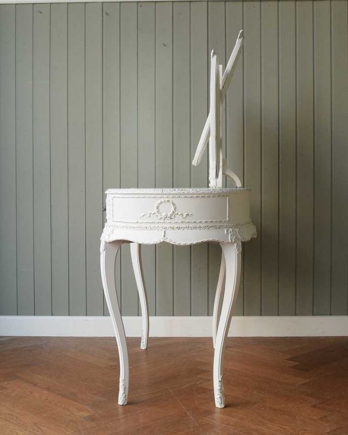 アンティークのドレッサー アンティーク家具 フランスで見つけた白いドレッシングテーブル(3面鏡)、美しいアンティーク家具。横から見てもステキフランスらしく優雅な横顔。(q-1640-f)