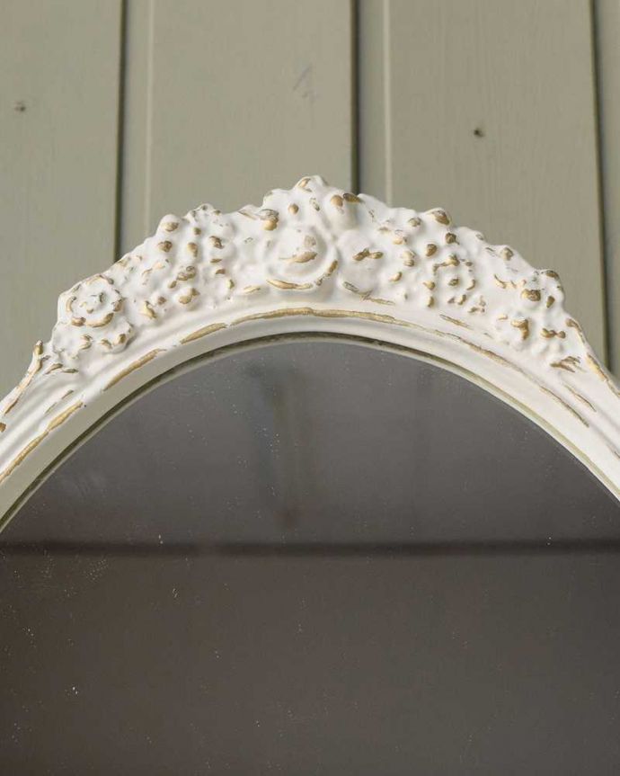 アンティークのドレッサー アンティーク家具 フランスで見つけた白いドレッシングテーブル(3面鏡)、美しいアンティーク家具。一瞬でお姫様気分にしてくれますトップの女性らしいお花が身支度する時間を特別なものにしてくれます。(q-1640-f)