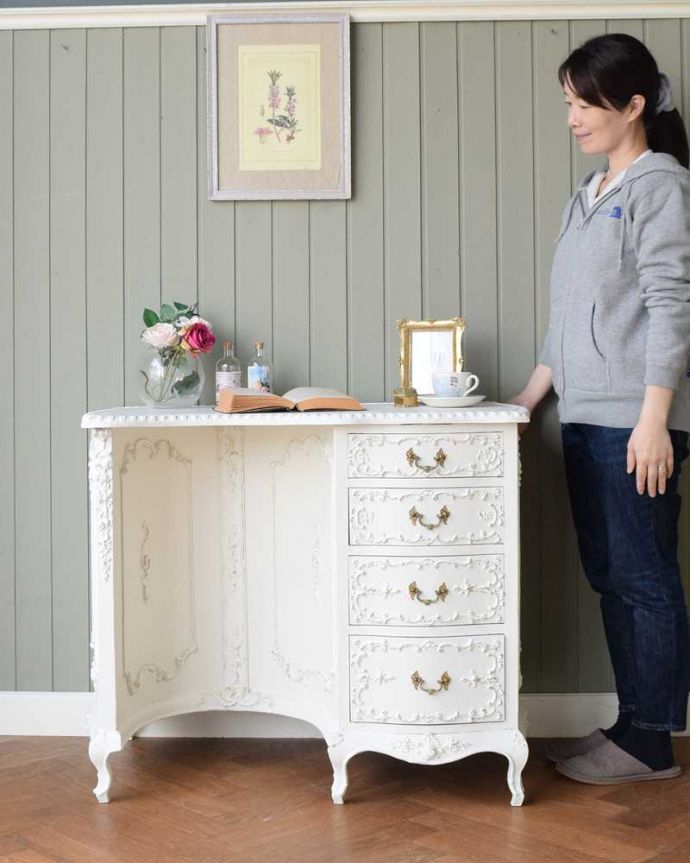 アンティークのデスク・書斎机 アンティーク家具 フランス輸入の華やかなアンティーク家具、ドレッシーな引き出し付きデスク。いつでもお姫様気分。(q-1641-f)