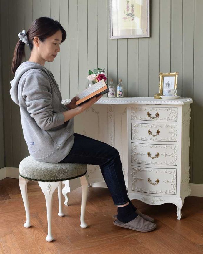 アンティークのデスク・書斎机 アンティーク家具 フランス輸入の華やかなアンティーク家具、ドレッシーな引き出し付きデスク。座るだけで女子力をUPさせてくれます鏡の前に座るだけで、一瞬でお姫様気分にしてくれる美しいドレッシングチェスト。(q-1641-f)