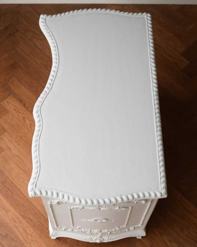 アンティークのデスク・書斎机 アンティーク家具 フランス輸入の華やかなアンティーク家具、ドレッシーな引き出し付きデスク。天板の形も美しい上から見るとこんな形です。(q-1641-f)