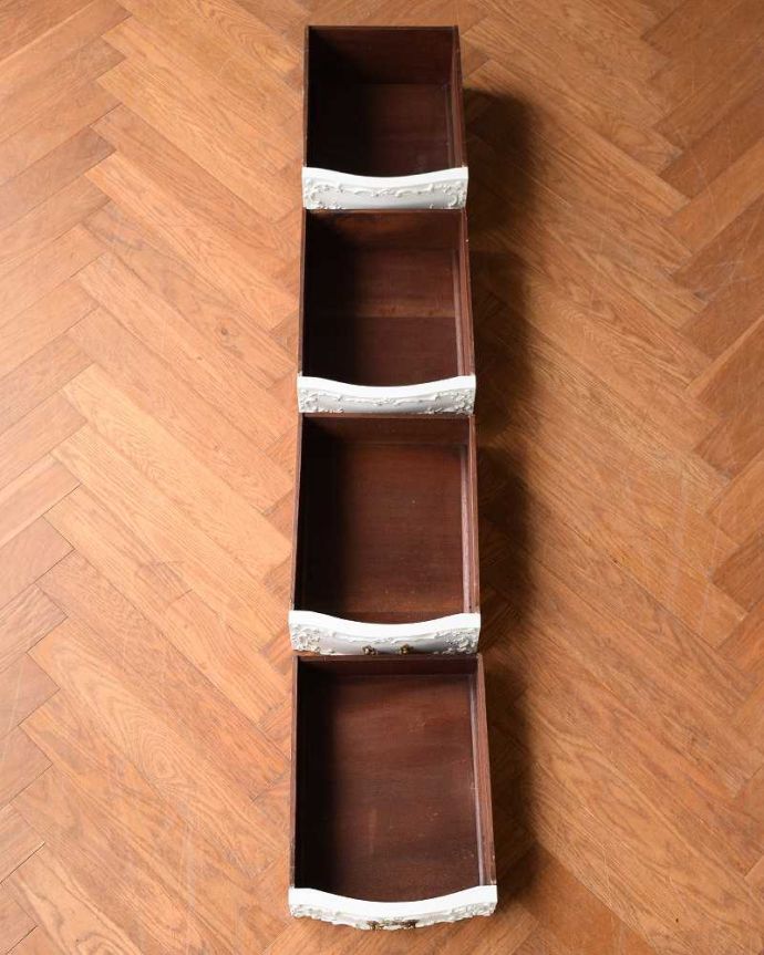 アンティークのデスク・書斎机 アンティーク家具 フランス輸入の華やかなアンティーク家具、ドレッシーな引き出し付きデスク。引き出しの中もキレイに修復しました何も入れてもいいように職人がキレイにお直しした引き出しなので、中もキレイです。(q-1641-f)