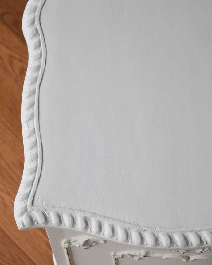 アンティークのデスク・書斎机 アンティーク家具 フランス輸入の華やかなアンティーク家具、ドレッシーな引き出し付きデスク。近くで見ると…近づいてみると、ピッカピカでキレイに仕上げた天板の塗装。(q-1641-f)