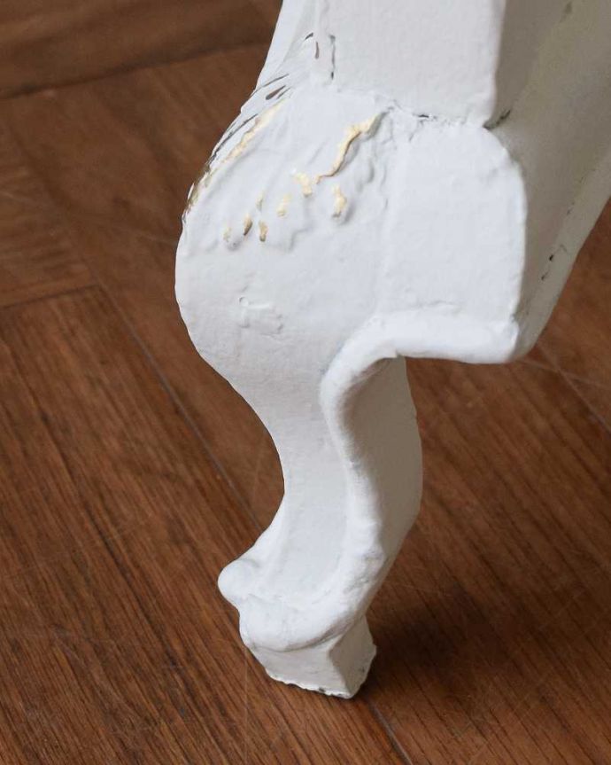 アンティークのデスク・書斎机 アンティーク家具 フランス輸入の華やかなアンティーク家具、ドレッシーな引き出し付きデスク。女性1人でラクラク運べちゃう仕掛けHandleのアンティークは、脚の裏にフェルトキーパーをお付けしています。(q-1641-f)