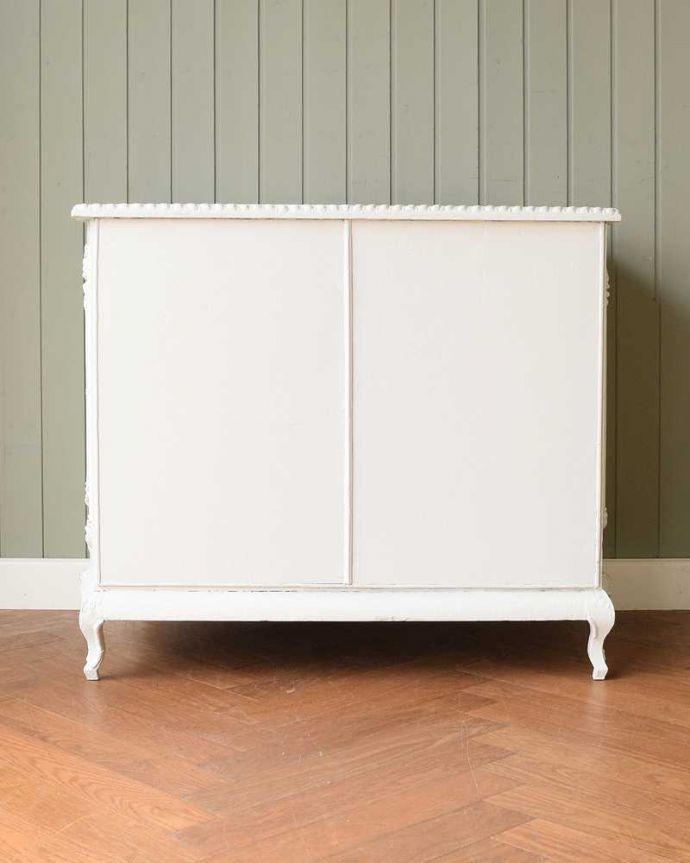 アンティークのデスク・書斎机 アンティーク家具 フランス輸入の華やかなアンティーク家具、ドレッシーな引き出し付きデスク。優雅な後ろ姿アンティークは新品ではないので経年変化によるキズはありますが、専門の職人が修復したので後ろ姿もキレイです。(q-1641-f)