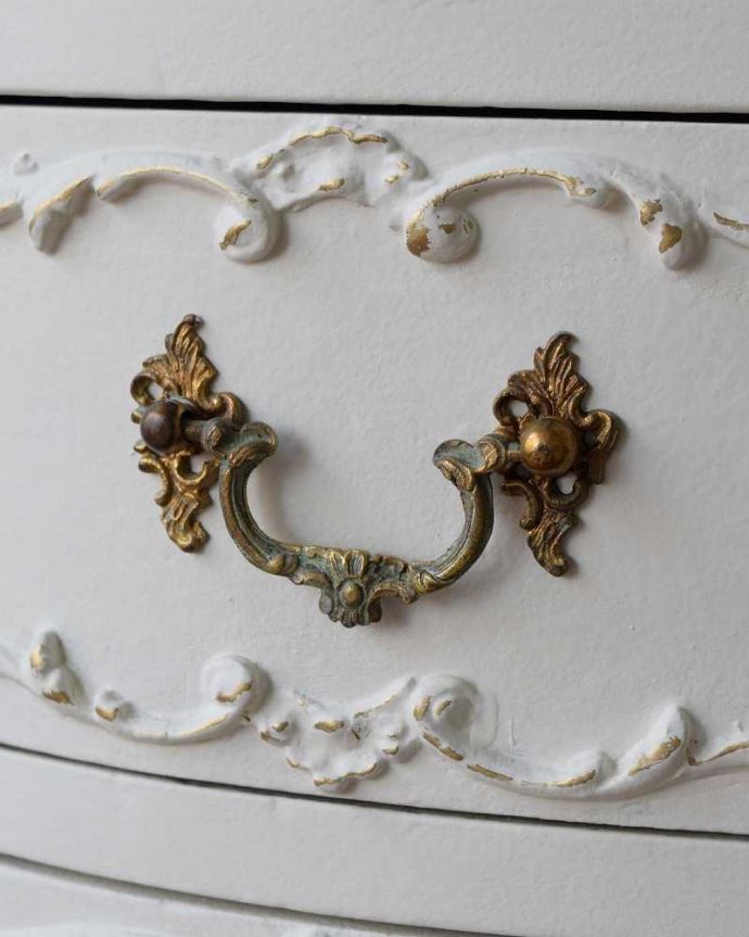 アンティークのデスク・書斎机 アンティーク家具 フランス輸入の華やかなアンティーク家具、ドレッシーな引き出し付きデスク。取っ手のデザインも優雅こんな小さなパーツにもこだわっているところがアンティーク家具のよさです。(q-1641-f)