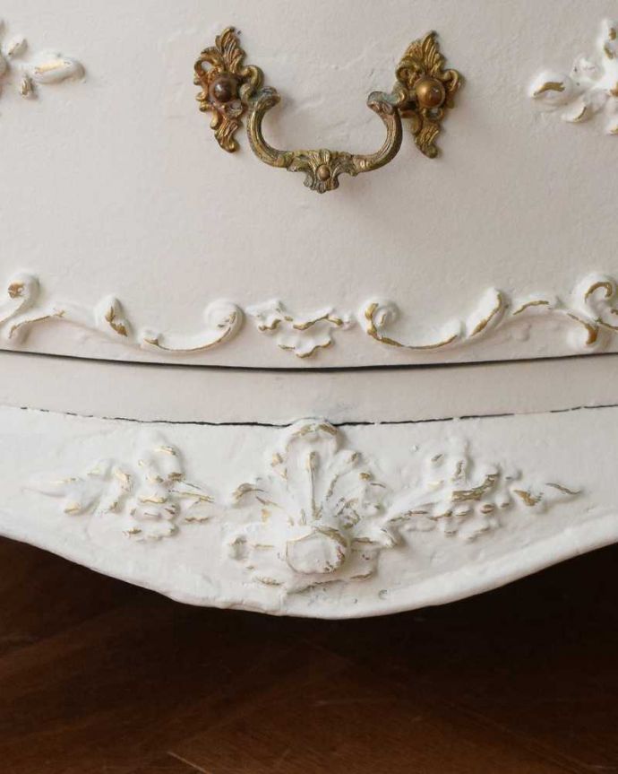 アンティークのデスク・書斎机 アンティーク家具 フランス輸入の華やかなアンティーク家具、ドレッシーな引き出し付きデスク。フランスらしく美しい彫見ているだけで優雅な気分になっちゃう彫。(q-1641-f)