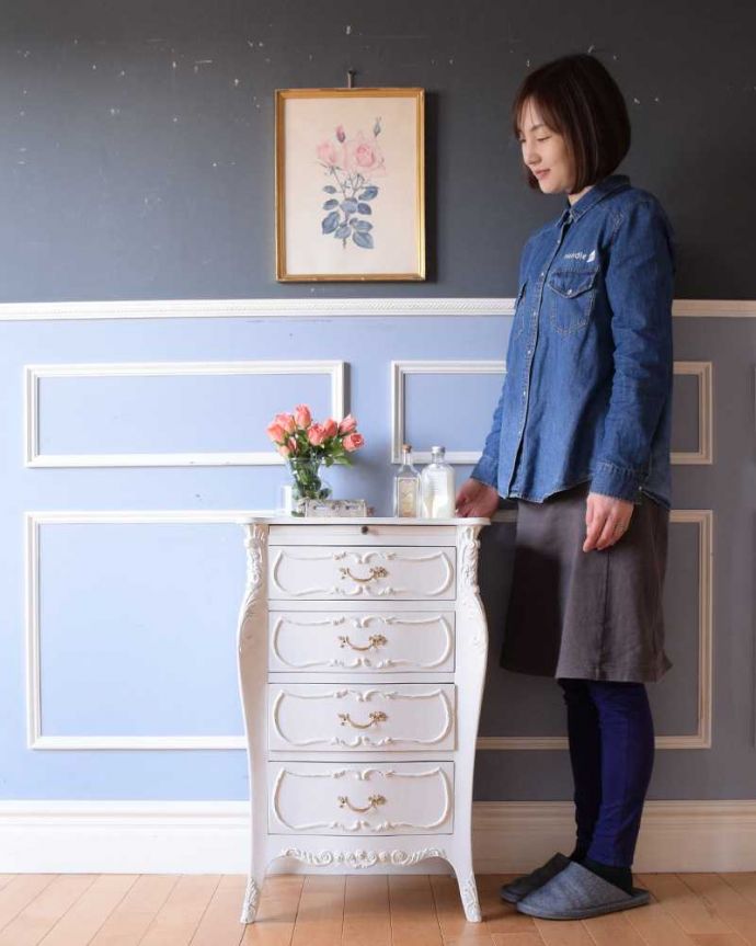 アンティークのチェスト アンティーク家具 フランス輸入の華やかなアンティーク家具、ドレッシーなスモールチェスト(4段)。毎日がお姫さま気分で過ごせるチェストまるでおとぎ話の世界から飛び出てきたような可愛いデザインのチェスト。(q-1642-f)