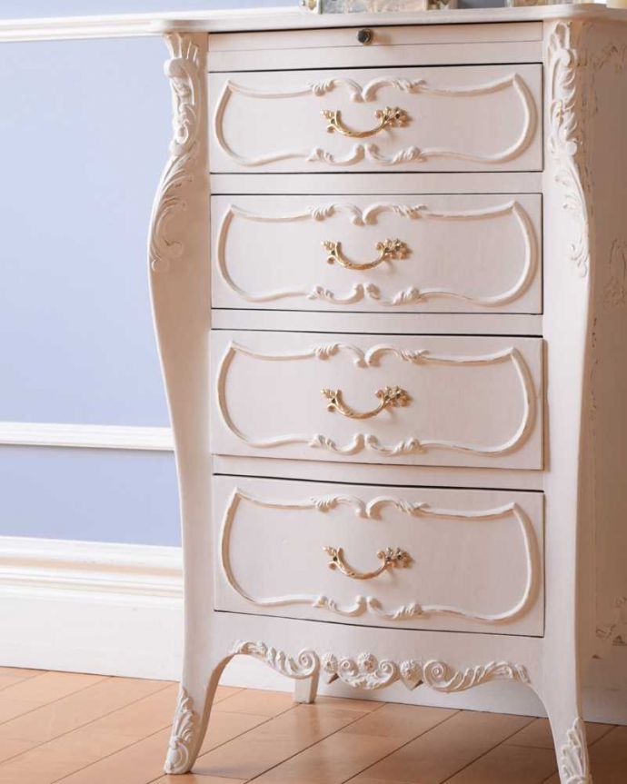 アンティークのチェスト アンティーク家具 フランス輸入の華やかなアンティーク家具、ドレッシーなスモールチェスト(4段)。女子力がUPしちゃう優雅な曲線美フランスらしいエレガントな曲線が一番の魅力です。(q-1642-f)