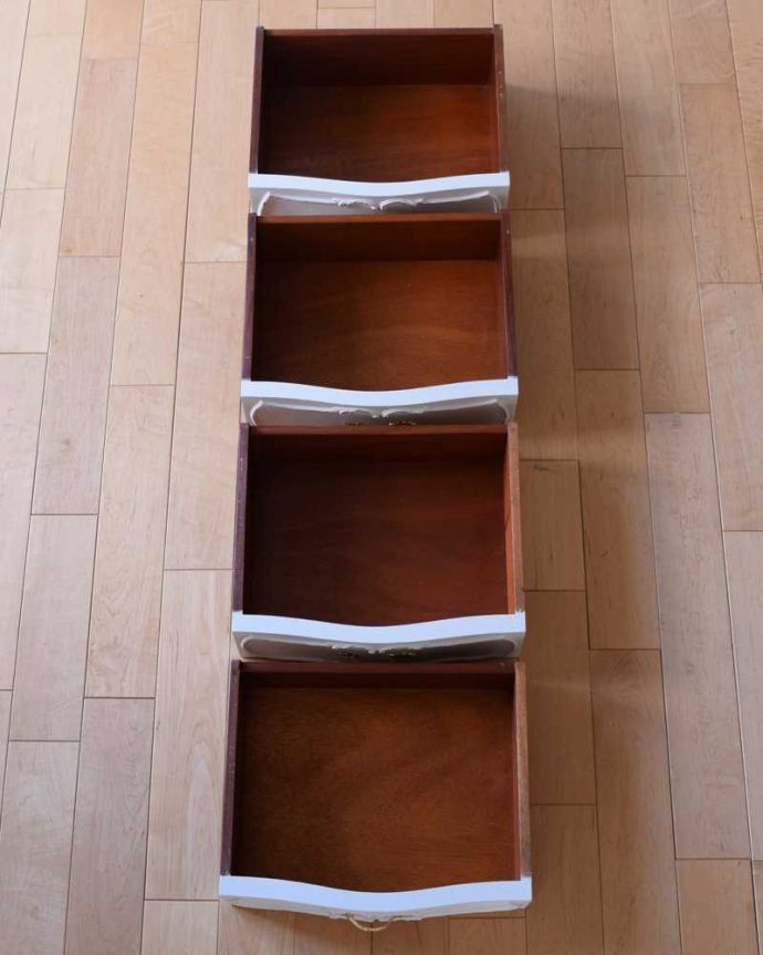 アンティークのチェスト アンティーク家具 フランス輸入の華やかなアンティーク家具、ドレッシーなスモールチェスト(4段)。引き出しの中もキレイに修復しましたチェストで一番気になる引き出しの中も、もちろん専門の職人がキレイに修復しました。(q-1642-f)