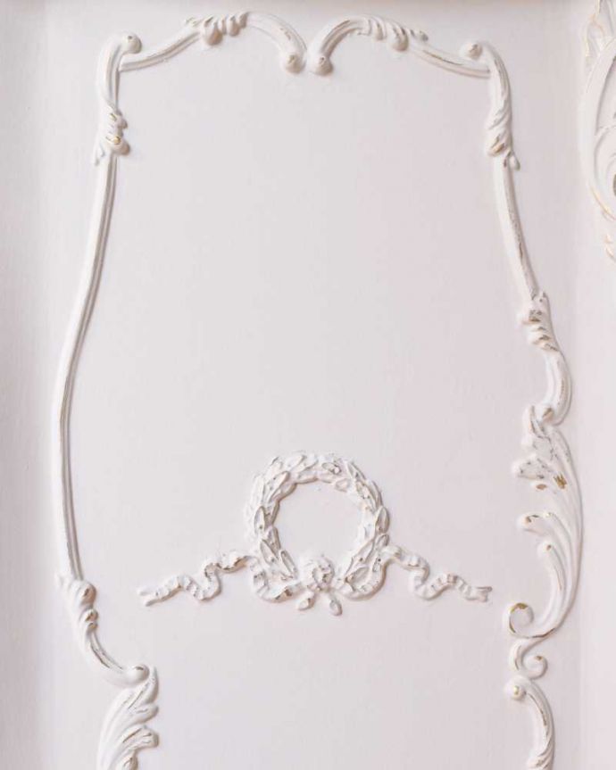 アンティークのチェスト アンティーク家具 フランス輸入の華やかなアンティーク家具、ドレッシーなスモールチェスト(4段)。惚れ惚れしちゃう美しさ女性らしい彫り。(q-1642-f)