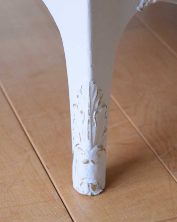 アンティークのチェスト アンティーク家具 フランス輸入の華やかなアンティーク家具、ドレッシーなスモールチェスト(4段)。女性1人でラクラク運べちゃう仕掛けHandleのアンティークは、脚の裏にフェルトキーパーをお付けしています。(q-1642-f)