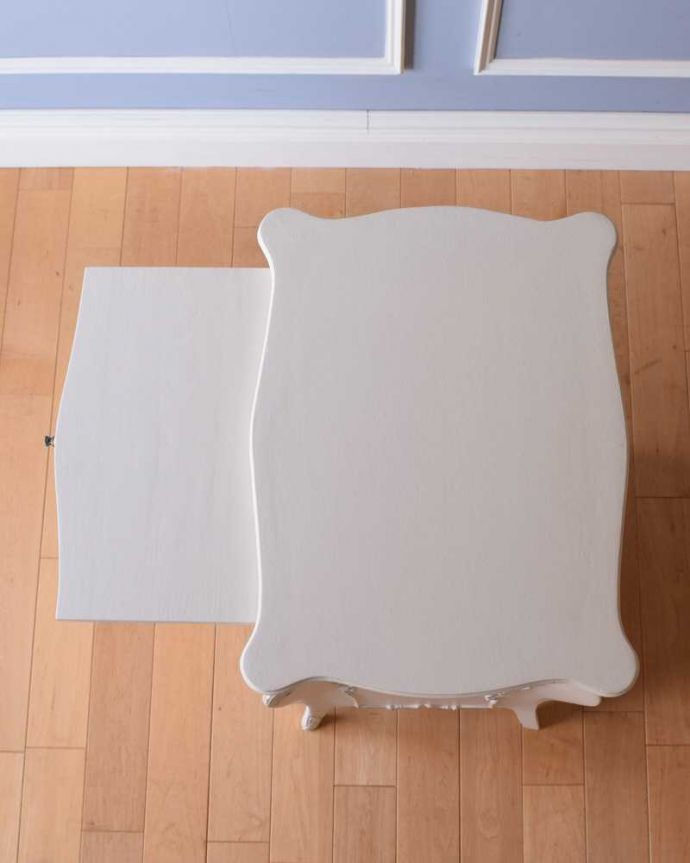 アンティークのチェスト アンティーク家具 フランス輸入の華やかなアンティーク家具、ドレッシーなスモールチェスト(4段)。便利に使える作業台付き引っ張り出すと、ちょっとモノを置いて使うのに便利なスライドトレイが出てきます。(q-1642-f)