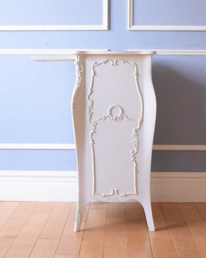 アンティークのチェスト アンティーク家具 フランス輸入の華やかなアンティーク家具、ドレッシーなスモールチェスト(4段)。横顔だって美しいんですどこから見ても美しく見えるように、横側もキレイに修復してあります。(q-1642-f)